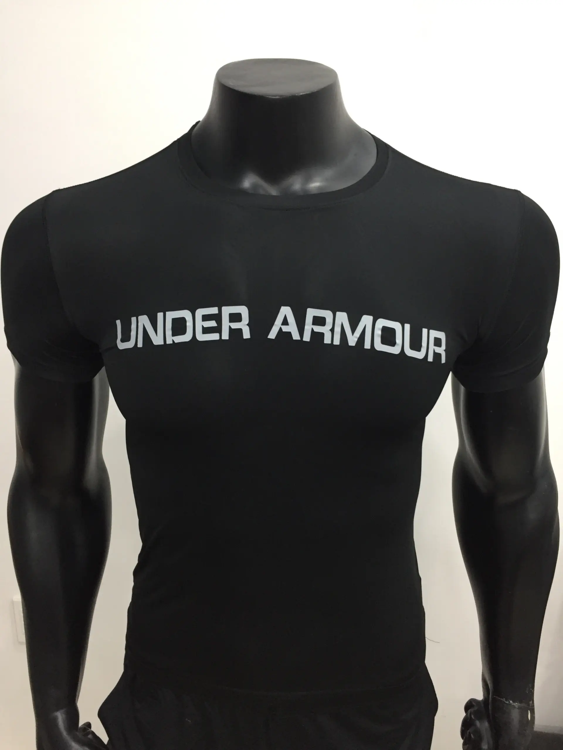 Áo Thun Thể Thao Nam Under Armour - Chất vải thun lạnh màu đen